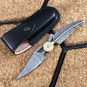 Couteau de chasse pliable artisanal en acier Damas avec étui en cuir |   Cadeau parfait pour lui |   Cadeau d'anniversaire - Product Image 1