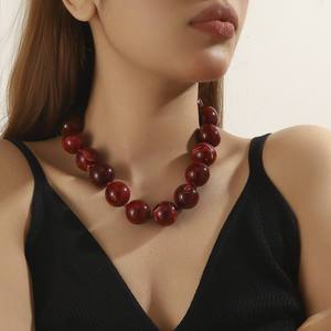 Hermoso collar de cuentas de resina con cuentas coloridas hechas a mano, ideal para realzar atuendos diarios con elegancia y estilo moderno. - Product Image 3