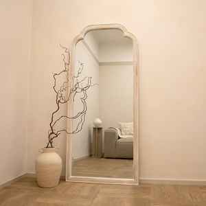 Miroir sur pied en bois blanc minimaliste avec cadre incurvé lisse pour salon moderne, chambre à coucher, hôtel, décoration intérieure - Product Image 1