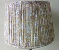 Abat-jour cylindrique en tissu traditionnel avec motif floral bleu et rose, accessoire de lampe fait main