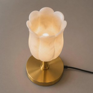 Lampe de table en laiton en forme de tulipe, design minimaliste, décoration intérieure, luminaire de chambre à coucher, style fleur durable - Product Image 4