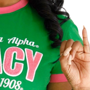 T-shirt en chenille AKA Legacy vert et rose brodé – Coton premium, style streetwear décontracté, vêtement de sororité - Product Image 4