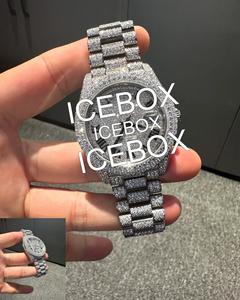 Montre Tourbillon Attrayante pour Homme, Boîtier en Acier Inoxydable, Cadran en Verre, Entièrement Sertie de Diamants Moissanite, Bracelet à Fermoir, Étanchéité 10 Bar - Product Image 5