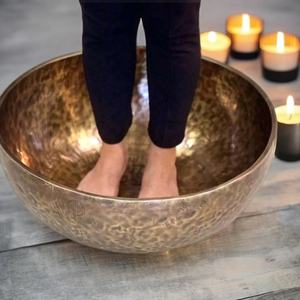 Bol chantant de méditation de bouddha tibétain fait à la main spécial grand instrument de thérapie à sept métaux avec son de guérison martelé à la main - Product Image 1