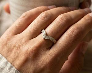 Anillo de compromiso de oro macizo de 14 quilates con diamantes cultivados en laboratorio, corte redondo, diseño en V, engastado con pavé, para mujer, ideal como regalo de promesa nupcial. - Product Image 5