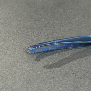 Pinza para Cejas de Acero Inoxidable con Punta Inclinada, Diseño Elegante y Ligero, Diseño de Lujo Personalizado - Product Image 1