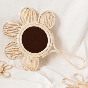 Espejo de mano con forma de flor, logotipo y diseño personalizados, precio más bajo, espejos de mano de ratán natural. - Product Image 1