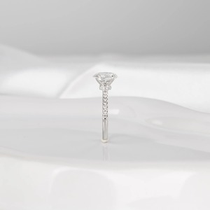 Bague de fiançailles ovale en diamant de laboratoire 1,00 carat sertie à griffes en or blanc 14 carats, certifiée IGI, bijoux de mariage minimalistes pour femme - Product Image 3