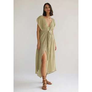 เดรสผ้าฝ้ายสีเขียวมะกอกทรงยาวสำหรับผู้หญิง แบรนด์ OEM เอวธรรมชาติ สายคาดเอวรักษ์โลก คอวีลึก สไตล์โบฮีเมียน ช่วงฤดูร้อน ผ่าหน้า - Product Image 1