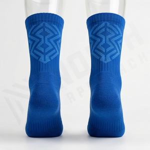 Chaussettes de sport unisexes en coton respirant avec logo personnalisé, compression de qualité, maintien de la cheville, design élégant, couleur personnalisable, équipement athlétique - Product Image 2