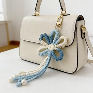 Colgante de macramé hecho a mano con borlas de cuerda de algodón azul y blanco, estilo bohemio, llavero decorativo para bolsos - Product Image 1