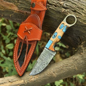 Cuchillo Skinner de Acero de Damasco Hecho a Mano con Agujero para el Dedo, Mango de Madera de Olivo Exótica y Resina, Personalizable, Afilado como una Navaja, Punta Caída para Camping - Product Image 1