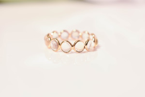 แหวนวงแหวนรุ่น Eternity ประดับด้วยมูนสโตนสีรุ้งธรรมชาติในทองคำแท้ 18K สีเหลือง – แหวนทรงกลมแบบคาโบชอง ประดับเพชรหรูหรา สำหรับคนเกิดเดือนมิถุนายน - Product Image 1