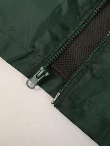 Veste coupe-vent décontractée en toile pour homme, idéale pour les sports d'hiver et les activités de plein air, avec capuche intégrée, doublure polaire, imperméable, respirante et teinte unie sur le devant. - Product Image 6