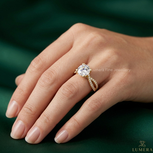 Anillo de Compromiso de Moissanita de Corte Redondo Premium en Oro Amarillo de 9KT, 10KT, 14KT y 18KT con Banda Trenzada Pavé y Diseño Solitario - Product Image 5