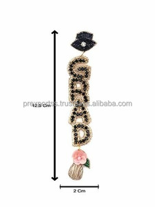Boucles d'oreilles pendantes de graduation faites à la main, broderie de perles de rocaille, motif lettre GRAD, bijoux classiques, accessoires de fête personnalisés et originaux - Product Image 4