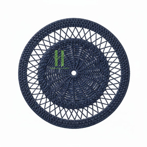 Assiettes de présentation rondes en rotin tressé faites à la main, design moderne, décoration murale, dessous de plat en rotin fleuri, fabriquées au Vietnam - Product Image 4