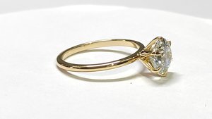 Anillo de Oro de 14K con 2.750 Gramos de Peso de Oro y Diamante Redondo Cultivado en Laboratorio de 1.25 Quilates E-VS1, Corte Redondo con Diamantes Laterales, Joyería para Mujer - Product Image 3