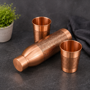 Moderno combo de botella de cobre macizo color oro rosa y vaso grabado, artículos de bebida portátiles de viaje con diseño tradicional - Product Image 1