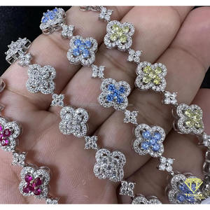 กำไลข้อมือเทนนิสลายใบโคลเวอร์สี่แฉกหลากสีสำหรับผู้หญิงและทุกเพศ ทำจากเงินแท้ 925 ประดับด้วยโมอิสซาไนต์เคลื่อนเรียงเป็นกลุ่ม ชุบทอง 18K - Product Image 4