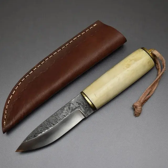 Couteau skinner en acier au carbone fait main sur mesure avec manche en os de chameau et étui en cuir fin cadeau pour son couteau tendance antique