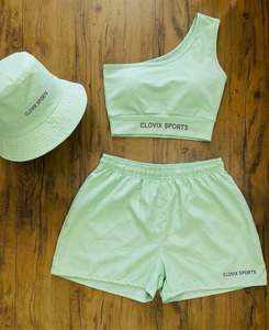 Ensemble de yoga personnalisé pour femme avec logo, soutien-gorge de sport asymétrique et short, tenue de sport et de fitness pour l'été - Product Image 1