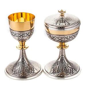 Calice et ciboire magnifiques en laiton couleur or, également personnalisables avec un design gravé. Le calice est fait main en laiton de haute qualité pour l'église. - Product Image 3
