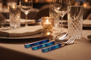 Ensemble de couverts modernes en acier inoxydable avec manche en résine bleue, cuillère et fourchette à long manche, finition miroir, pour la table et les fêtes - Product Image 5