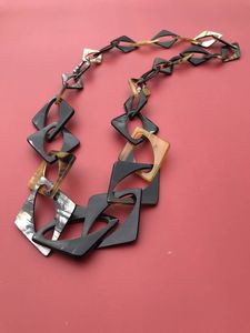 Collier authentique en corne de buffle sculpté à la main, forme naturelle, éco-responsable, collection de bijoux tribaux pour hommes et femmes - Product Image 1