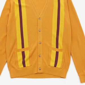 Pull de fraternité personnalisé, pull noir en tricot pour homme, bordure jaune, fermeture boutonnée, cardigan Alpha, pull rayé jaune pour homme - Product Image 4