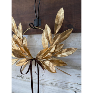 Corona de laurel dorada con aro minimalista decorado con hojas ascendentes y una larga y elegante cinta marrón para decoración - Product Image 5