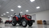 Tracteur agricole 4x4 pour entrepreneur agricole avec cabine, pneus larges et forte capacité de travail sur le terrain