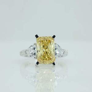 Bague de fiançailles classique pour femme en or massif 18 carats avec trois pierres de moissanite jaune taille émeraude serties à griffes - Product Image 1