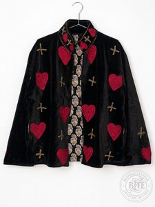 Veste en velours noir Suzani faite à la main, brodée de fleurs, cœur rouge, col mandarin, kimono artisanal, style bohème, vêtement d'extérieur pour l'automne - Product Image 1