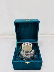 Kalash de latón de alto acabado, finamente tallado y hecho a mano, para regalos de Diwali, hecho en India. - Product Image 3