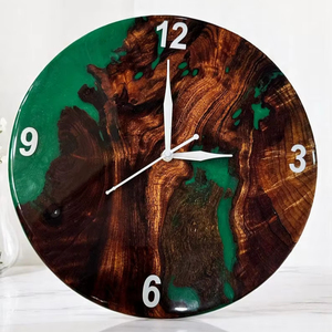 Horloge murale en bois et résine époxy vert forêt, faite à la main, bord brut, art mural unique, décoration rustique, horloge en bois et résine unique - Product Image 1