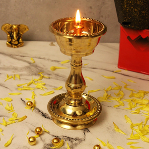 Diya Tradicional de Latón para Templo, Puja, Aarti, Lámpara de Aceite para Oración Hindú, Deepak Decorativo de Latón Indio para Culto en el Hogar - Product Image 1