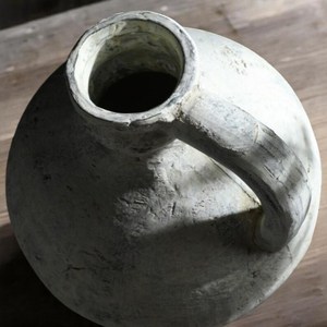 แจกันดอกไม้เซรามิกดินเผาทรงกลมลายทางทันสมัยสไตล์นอร์ดิก ดีไซน์หรูหรา พร้อมดอกไม้ประดิษฐ์สำหรับงานแต่งงาน ตัวอย่างสำหรับใช้โดย UO - Product Image 5