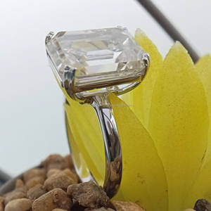 Anillo de Compromiso D'VINS JEWELS con Diamante Corte Esmeralda de 2ct VVS/VS EF, Oro Sólido de 14K, Certificado IGI, Estilo Moderno Unisex - Product Image 4