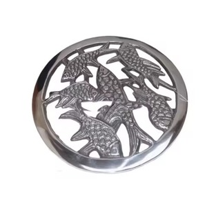 Sous-plat rond en métal argenté fait main, motif banc de poissons multiples, style côtier nautique ajouré, pour protection de table et décoration de table de luxe - Product Image 1