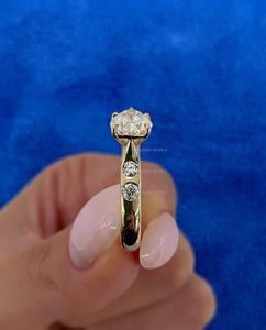 Anillo de Diamantes de Laboratorio East West Pear, Anillo de Compromiso de Oro Pulido, Anillo con Acento de Diamantes Laterales, Joyería Nupcial Moderna y Minimalista - Product Image 2