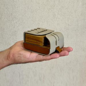 Brûleur d'encens en bois unique avec cadre incurvé beige, coupelle en métal, trous d'aération et calligraphie arabe pour la maison - Product Image 2