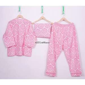 ชุดนอนผู้หญิงลายดอกไม้ทำมือ แขนสามส่วน คอวี เอวยางยืด เนื้อผ้านุ่ม ระบายอากาศได้ดี แห้งเร็ว เรียบลื่น ผ้าฝ้าย 100% - Product Image 6