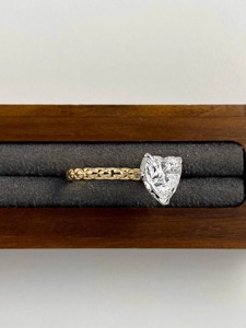 แหวนเพชรทรงหัวใจ 2.5 กะรัต สร้างในห้องปฏิบัติการ ประดับด้วยวงแหวนรอบเพชรแบบซ่อน ตัวเรือนทองคำขาว 14K ดีไซน์เกลียวแบบวินเทจ สำหรับงานหมั้นและงานแต่งงาน - Product Image 2
