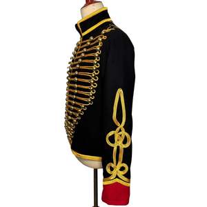 Veste de parade, au design en coton noir avec des tresses et des boutons dorés inspirés des uniformes des hussards napoléoniens - Product Image 5
