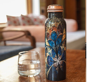 Bouteille élégante en cuivre à motif floral, finition or rose et motifs de pétales complexes. Disponible aux prix de gros. - Product Image 6