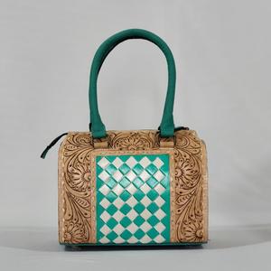Bolsa de Viaje de Cuero Venus, Diseño Floral Hecho a Mano, Patrón de Tablero de Ajedrez, Cierre de Cremallera, Diseño Duradero - Product Image 1