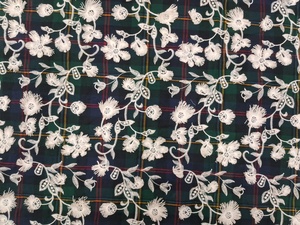 Tissu à carreaux brodé floral 3D de luxe en promotion – Base en coton tartan vert foncé et bleu marine avec fleurs en relief blanc ivoire - Product Image 4