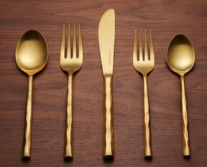Juego de cubiertos facetados en oro mate, de acero inoxidable con acabado PVD en oro mate, para comedor moderno, cocina, fiestas y restaurantes. - Product Image 1