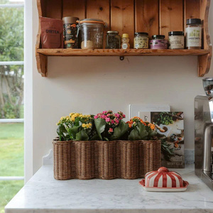 Cesta de mimbre naturalmente larga y festoneada, elegante organizador para la decoración de tu pasillo o sala de estar. - Product Image 3